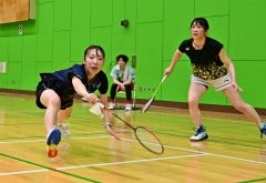 長谷川・菅原組女子１部Ｖ、男子同は庄司・長船組制す　春季勝毎杯全十勝社会人バドミントン複大会