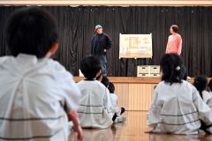 演劇中の桜花分団と真剣に見る園児たち（２４日１０時５５分ごろ、帯西幼稚園）