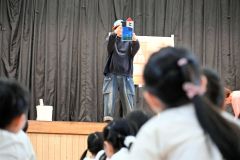 ライターに火を点ける団員とそれを見る園児ら（２４日１０時５５分ごろ、帯西幼稚園）