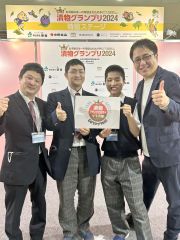 漬物グランプリ学生の部で準グランプリを受賞した更別農業高校。左から菊池教諭、佐々木さん、山本さん。右は同チームを支援した北海道パートナーズとかちの川合佑介社長