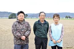 農地を借り受けて農業事業への進出を計画する那須社長（左）と、農地を貸与する予定の大道夫妻（右は妻光千子さん）
