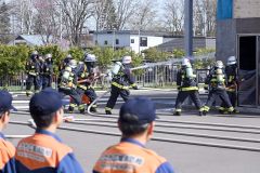 局長らが見守る中、消火訓練を行う隊員ら