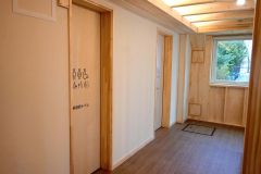 男性、女性、バリアフリートイレ、多目的トイレを備えた「東エリアトイレ」