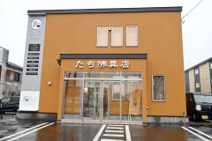 ２０２１年に大通り沿いに移転オープンした「たち佛具店」