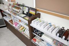 海外のメーカーも含め、１１ブランド１５０種類のお香が並ぶ