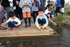 エコパでふ化したサケの稚魚を十勝川に放流する子どもら
