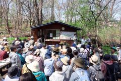 29日に開園した帯広市野草園。「開園の集い」には約200人が集まった(29日午前10時ごろ、帯広市野草園。助川かおる通信員撮影)
