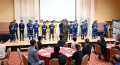 関係者の前で、強い決意を述べる城彰二統括ＧＭ（ステージ中央）＝金野和彦撮影