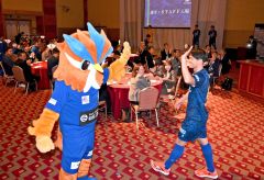 キックオフパーティーで、入場する選手たち（金野和彦撮影）