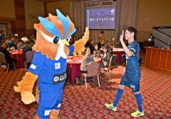 キックオフパーティーで、入場する選手たち（金野和彦撮影）