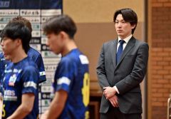 現役を引退し、選手のサポート役としてスタートする永坂勇人氏（右）＝金野和彦撮影