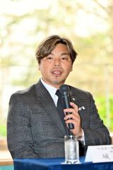会見で報道陣の質問に答える城彰二統括ＧＭ（金野和彦撮影）