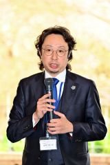 会見であいさつをする金澤宗一郎社長（金野和彦撮影）
