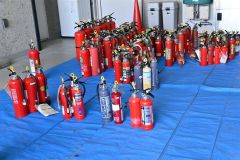 集まった消火器（２１日１２時００分ごろ、帯広消防署柏林台出張所）