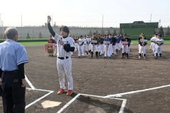 開会式で選手宣誓をする十勝神星会野球倶楽部の濵谷主将（２８日、幕別町運動公園野球場）