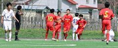 【決勝・新得―帯南町】後半３２分、勝ち越し点を挙げて仲間と喜ぶ新得の（１１）金子莉大