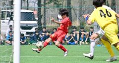 【決勝・新得―帯南町】前半２３分、味方の折り返しをダイレクトで合わせる新得の（１４）高橋虎雅。ＤＦに当たったこぼれ球を自ら押し込み同点に追いついた