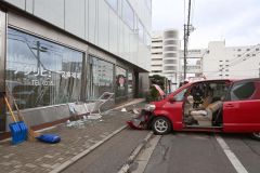 帯広信金第２ビルに乗用車突っ込む　運転の女性らけが