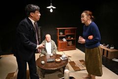 おびひろ市民芸術祭で上演される「さらだ殺人事件」の稽古をする稽古する（左）夫役の富永さん、（右）妻役の坪井志展さん