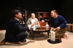 おびひろ市民芸術祭で上演される「さらだ殺人事件」の稽古をする稽古する（左）夫役の富永さん、（右）妻役の坪井志展さん