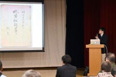 晩成社について解説する大和田努学芸員（２０日１４時０５分ごろ、百年記念館）