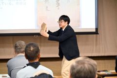 実物の史料を見せる大和田努学芸員（２０日１４時０５分ごろ、百年記念館）