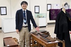 来館を呼びかける大和田努学芸員（２０日１６時２５分ごろ、百年記念館）