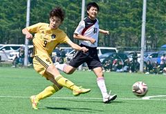 【第２節・プログレッソ十勝ＦＣ―ＡＳＣ北海道】ドリブルでエリアに侵入し、シュートを放つプログレッソの（９）ＦＷ木幡莉温
