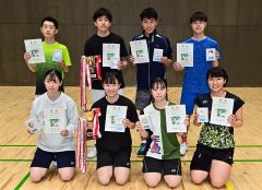 シングルスの上位入賞者。前列左から２人目は女子優勝の奥田。後列左から２人目は男子優勝の大木