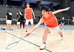 男子ダブルス優勝の（手前から）仁科・谷組