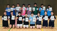 ダブルスの上位入賞者。前列左から３、４人目は女子優勝の織本・樋口組。後列左から３、４人目は男子優勝の谷・仁科組