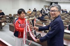 優勝杯を返還する幸誠電設(左)と鈴木支部長