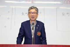 あいさつする鈴木支部長