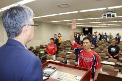 開会式で選手宣誓を行う幸誠電設の川端敬太主将