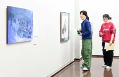 写真が展示されている会場（２日午前１０時４５分ごろ、帯広市民ギャラリー）