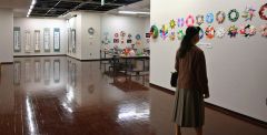 折り紙や書道の団体が出展した団体合同展（２日午前１０時４５分ごろ、帯広市民ギャラリー）