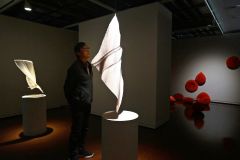 加藤かおりさんの作品に見入る来場者（２日午前１０時４５分ごろ、帯広市民ギャラリー）