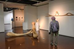 大池ひとみさんの彫刻に見入る来場者（２日午前１０時２０分ごろ、帯広市民ギャラリー）