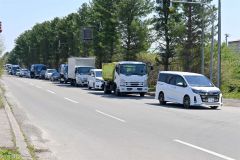 くりりんセンターへの入場を待つ車列（２日午前１１時ごろ）
