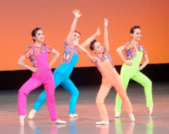息の合った踊りを披露する出演者