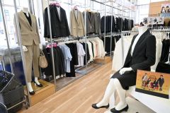 「洋服の青山　帯広店」で展開しているレディースのビジカジ売り場。明るい色のインナーなどが並ぶ