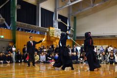 【男子個人決勝】試合が決まり、右腕を突き上げる芽室中の西村（左）