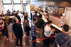 昼食を求めて客が列をなしたインデアンなつぞら店（３日午前１１時５０分ごろ）