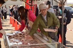 いけだ牛を買い求める来場者