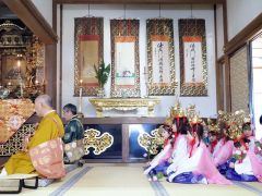お稚児さんら賑やかに　豊頃の興慶寺で花まつり 3