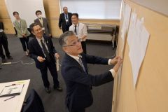 住民との事業案立案のため、ファシリテーションのコツを学ぶ議員ら