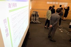 住民との事業案立案のため、ファシリテーションのコツを学ぶ議員ら