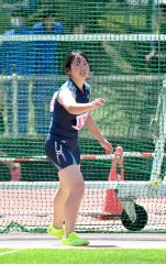 【女子円盤投げ】４２メートル４２を投げ、好調なスタート切る川村羽海（幕別清陵）＝金野和彦撮影