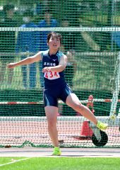 【女子円盤投げ】４２メートル４２を投げ、好調なスタート切る川村羽海（幕別清陵）＝金野和彦撮影