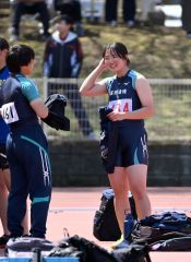 【女子円盤投げ】４２メートル４２を投げ、好調なスタート切り、明るい表情を見せる川村羽海（幕別清陵）＝金野和彦撮影